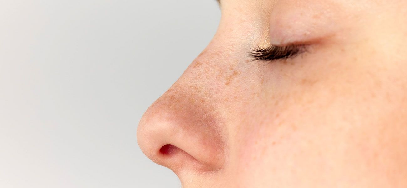 Eğri Burun ve Rinoplasti: Kusursuzluk Değil, Uyum Hedeflenir